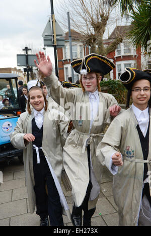 Stamford Hill, London, Großbritannien. 5. März 2015. Das jüdische Festival Purim wird im Londoner Stamford Hill gefeiert. Lauter Musik gespielt wird, und die Kinder sind verkleidet. Bildnachweis: Matthew Chattle/Alamy Live-Nachrichten Stockfoto