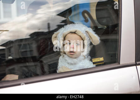 Stamford Hill, London, Großbritannien. 5. März 2015. Das jüdische Festival Purim wird im Londoner Stamford Hill gefeiert. Lauter Musik gespielt wird, und die Kinder sind verkleidet. Bildnachweis: Matthew Chattle/Alamy Live-Nachrichten Stockfoto