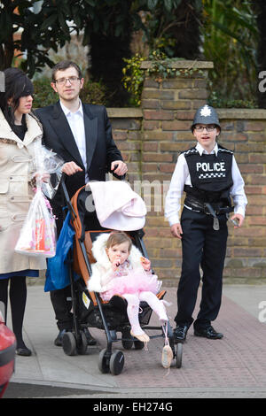 Stamford Hill, London, Großbritannien. 5. März 2015. Das jüdische Festival Purim wird im Londoner Stamford Hill gefeiert. Lauter Musik gespielt wird, und die Kinder sind verkleidet. Bildnachweis: Matthew Chattle/Alamy Live-Nachrichten Stockfoto