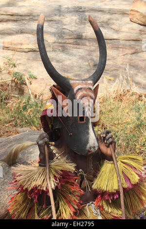 TIRELI, MALI - 2. Oktober 2008: Dogon Mann mit seiner traditionellen Maske auf dem Hauptplatz des Dorfes Tireli auf 2. Oktober 2008, Stockfoto