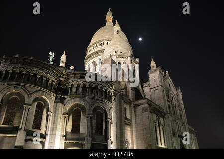 Sacre Couer in der Nacht mit dem Mond in den dunklen schwarzen Himmel Stockfoto