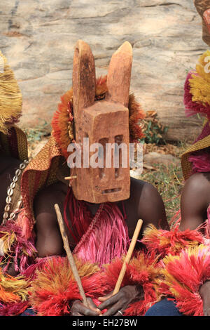 TIRELI, MALI - 2. Oktober 2008: Dogon Mann mit seiner traditionellen Maske auf dem Hauptplatz des Dorfes Tireli auf 2. Oktober 2008, Stockfoto