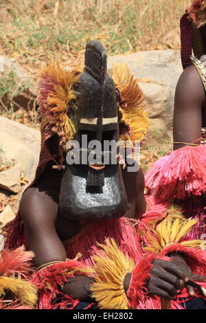 TIRELI, MALI - 2. Oktober 2008: Dogon Mann mit seiner traditionellen Maske auf dem Hauptplatz des Dorfes Tireli Stockfoto