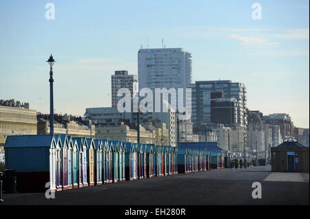 Hove direkt am Meer mit Blick auf die Innenstadt von Brighton UK Stockfoto