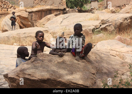 BANDIAGARA, MALI - 2. Oktober 2008: Unbekannte Kinder in einer Straße ein Bandiagara in der Region Mopti in Mali am 2. Oktober 2 Stockfoto