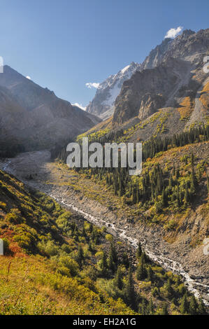 Malerischen Tal im Ala Archa Nationalpark im Tian Shan-Gebirge in Kirgisistan Stockfoto