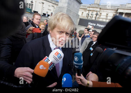 Londoner Bürgermeister Boris Johnson wird am Trafalgar Square interviewt. Wie die Skulptur als geschenkten Gaul, des deutschen Künstlers Hans Haacke bekannt ist enthüllt auf dem Londoner Trafalgar Square auf den öffentlichen Raum der Fourth Plinth genannt. Johnson finanziert das 10. Kunstwerk um hier zu erscheinen. Das Skelette, unberittenen Pferd (abgeleitet von der Anatomie eines Pferdes - George Stubbs, 1766) mit einem Londoner Börse unvergrößerten ist ein Kommentar über macht, Geld und Geschichte. Stockfoto