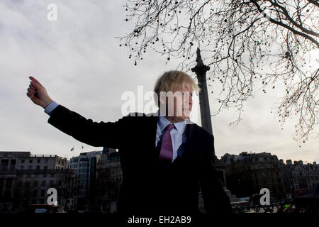 Londoner Bürgermeister Boris Johnson auf dem Trafalgar Square. Wie die Skulptur als geschenkten Gaul, des deutschen Künstlers Hans Haacke bekannt ist enthüllt auf dem Londoner Trafalgar Square auf den öffentlichen Raum der Fourth Plinth genannt. Johnson finanziert das 10. Kunstwerk um hier zu erscheinen. Das Skelette, unberittenen Pferd (abgeleitet von der Anatomie eines Pferdes - George Stubbs, 1766) mit einem Londoner Börse unvergrößerten ist ein Kommentar über macht, Geld und Geschichte. Stockfoto