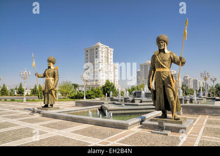 Statuen um Monument der Unabhängigkeit in Aschgabat, Kapital Stadt von Turkmenistan Stockfoto