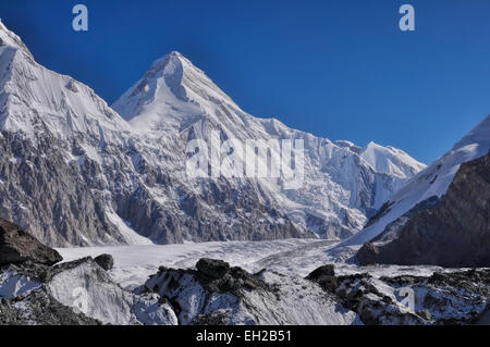 Malerische Aussicht des Engilchek-Gletschers mit Spitzenwerten von Tian Shan Gebirge in Kirgisistan Stockfoto