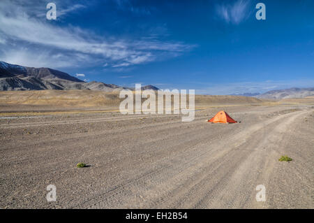 Zelt auf der Straße im Pamirgebirge in Tadschikistan Stockfoto