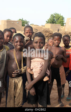 BANDIAGARA, MALI - 2. Oktober 2008: Unbekannte Kinder in einer Straße ein Bandiagara in der Region Mopti in Mali Stockfoto