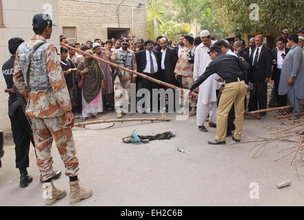 Sicherheit Personal und Menschen sind am Ort sammeln, nachdem eine Explosion im Stadtgericht Areal in Karachi auf Donnerstag, 5. März 2015 gemeldet. Nach SHO Stadtgericht sagte war die Explosion ein Ergebnis einer Flasche voller Chemikalien Sprengung, Ausarbeitung über die Ursache der Explosion, die SHO sagte: "Es könnte versehentlich gebracht wurde wie der Speicher aufgeräumt wurde. Stockfoto