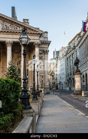 Tiefblicke Cornhill in der City of London, darunter die Royal Exchange Gebäude auf der linken Seite Stockfoto