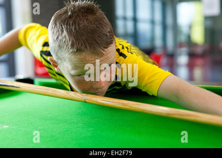 Bei einem Jugendprojekt in Rogerfield und Easterhouse; Unter 12 Jahren spielen auf dem Billardtisch Stockfoto