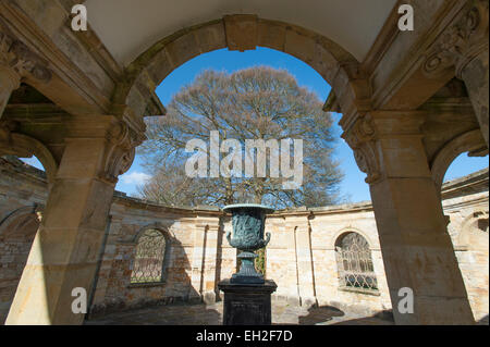 Detail der italienischen Gärten auf dem Gelände am Hever Castle in der Nähe des Dorfes Edenbridge in der Grafschaft Kent, England, UK. Stockfoto