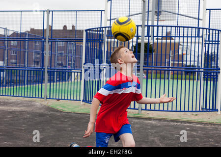 Bei einem Jugendprojekt in Rogerfield und Easterhouse; Unter 12 Jahren spielen Fußball Stockfoto