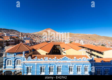 Ansicht der Stadt Potosi, Bolivien mit dem Cerro Rico oder Rich Hill im Hintergrund Stockfoto