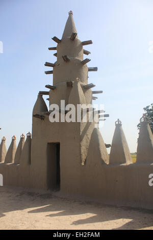 Detail der Minarett einer traditionellen Moschee gemacht von Schlamm in Mali, Westafrika Stockfoto