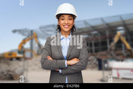 afrikanische amerikanische Geschäftsfrau in weißen Helm Stockfoto