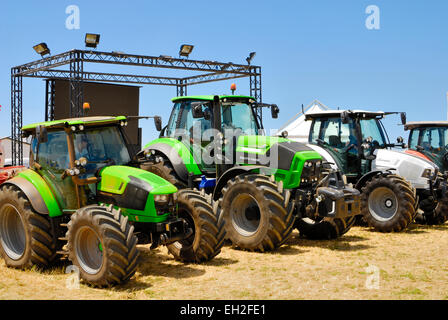 Ausstellung von neuen Traktoren in eine Landwirtschaftsmesse in Agro Pontino, Lazio, Mittelitalien. Stockfoto
