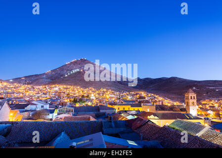 Altstadt von Potosi, Bolivien in der Nacht mit Cerro Rico im Hintergrund Stockfoto
