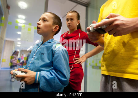 Bei einem Jugendprojekt in Rogerfield und Easterhouse; Unter 12 Jahren spielen an einem Videospiel Stockfoto