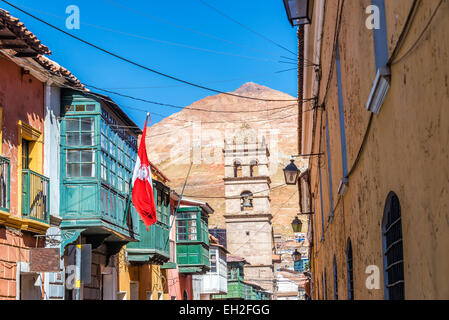 Auf der Suche nach einer Straße im historischen Zentrum von Potosí, Bolivien mit der Cerror Rico im Hintergrund Stockfoto