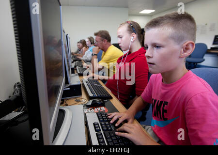 Bei einem Jugendprojekt in Rogerfield und Easterhouse; Unter 12 Jahren auf einer Computer-Spiele spielen Stockfoto