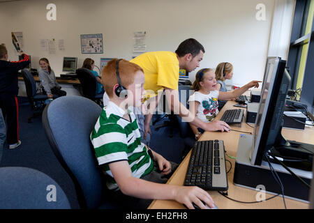 Bei einem Jugendprojekt in Rogerfield und Easterhouse; Unter 12 Jahren auf einer Computer-Spiele spielen Stockfoto