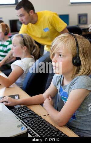 Bei einem Jugendprojekt in Rogerfield und Easterhouse; Unter 12 Jahren auf einer Computer-Spiele spielen Stockfoto