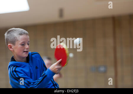 Bei einem Jugendprojekt in Rogerfield und Easterhouse; Unter 12 Jahren spielen Tischtennis Stockfoto