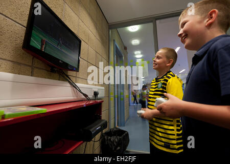 Bei einem Jugendprojekt in Rogerfield und Easterhouse; Unter 12 Jahren spielen an einem Videospiel Stockfoto