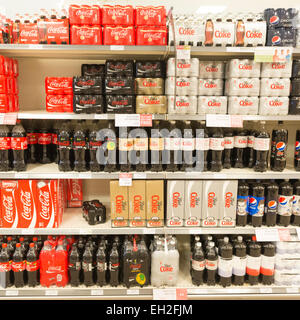 Coca Cola Erfrischungsgetränke in den Supermarktregalen Cola Light und Coke Zero Stockfoto