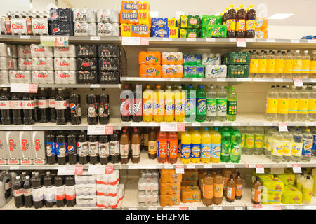 Vielzahl von alkoholfreien Getränken in den Supermarktregalen Stockfoto