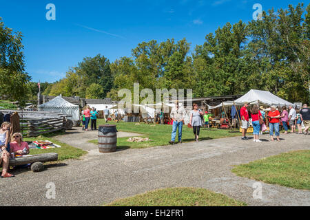 Touristen an die Nachstellung der 1778 Belagerung von Fort Boonesborough Kentucky. Stockfoto