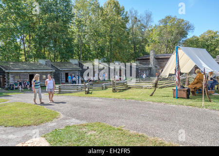 Touristen an die Nachstellung der 1778 Belagerung von Fort Boonesborough Kentucky. Stockfoto