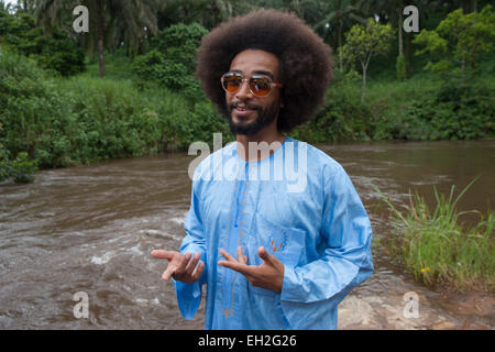 Dr. Joseph Oye erklärt Fußballer Benoit Rohrspatz-Ekotto, wird durch eine Fliege in der Nähe von schnell fließenden Flüssen wie Flussblindheit verbreitet. Stockfoto