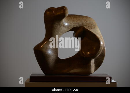 Wakefield, UK. 5. März 2015. Skulptur "Mutter und Kind" von Henry Moore in Yorkshire Sculpture Park. Die Skulptur ist Teil der neuen Ausstellung "Henry Moore: zurück in ein Land" die öffnet offiziell am Samstag, 7. März im Park West Yorkshire basiert. Bild: Scott Bairstow/Alamy Live-Nachrichten Stockfoto