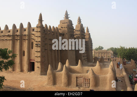 Minarett einer traditionellen Moschee gemacht von Schlamm in Mali, Westafrika Stockfoto