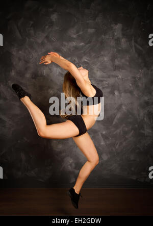 Tanzendes Mädchen springen. Fitness in der Turnhalle beteiligt. Stockfoto