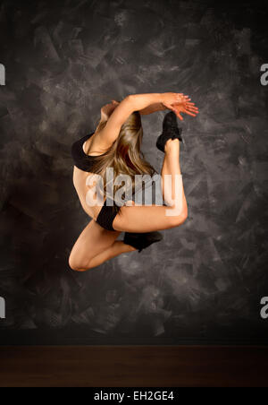 Tanzendes Mädchen springen. Fitness in der Turnhalle beteiligt. Stockfoto