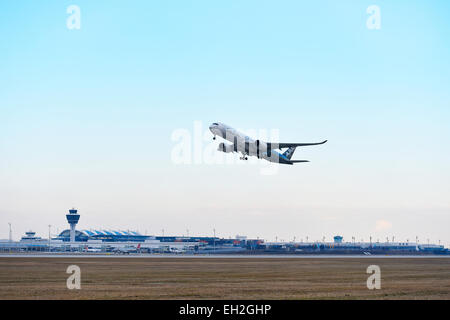 Airbus, ein 350 XWB ausziehen, Start, in der Luft, Luft, Flugzeuge, Flugzeug, Flugzeug, Flughafen München, Turm, Übersicht, Panorama, Blick, Stockfoto