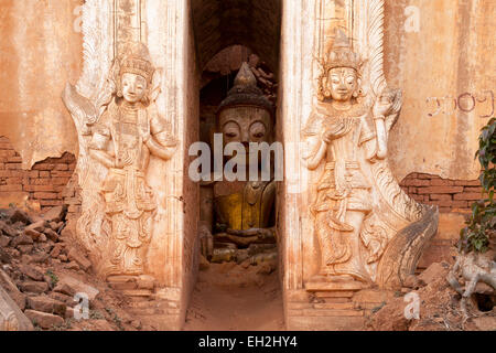 Alte buddhistische Statuen und Schnitzereien in den Ruinen von Inlay Shwe Inn Thein Pagoden, Inle-See, Myanmar (Burma), Asien Stockfoto