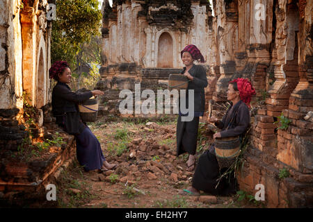 Drei lokalen burmesischen Frauen reden in den Shwe Inn Tain Pagode Ruinen, Inle-See, Myanmar (Burma), Asien Stockfoto