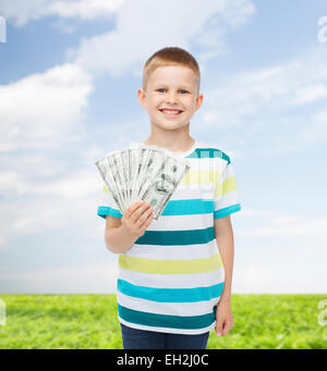 lächelnde junge Dollar Bargeld in der Hand hält Stockfoto