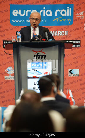 Istanbul, Infrastruktur und Logistik Ausstellung in Istanbul. 5. März 2015. Türkische Kommunikationsminister Lutfi Elvan hält eine Rede bei der Eröffnung der 5. internationalen Rollmaterial, Infrastruktur und Logistik Messe in Istanbul, Türkei am 5. März 2015. Mehr als 200 Unternehmen aus 25 Ländern und Regionen, darunter China, Deutschland, Ungarn und Rumänien nahmen an der Messe teil. © Lu Zhe/Xinhua/Alamy Live-Nachrichten Stockfoto