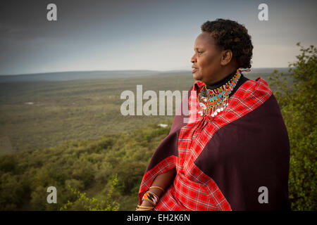 Massai Frau blickt auf das Rift Valley - Ngong Hills, Kenia. Stockfoto