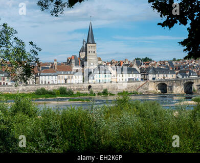 Die Stadt La Charite-Sur Loire mit alten Häusern und der Kirche in Frankreich. Stockfoto