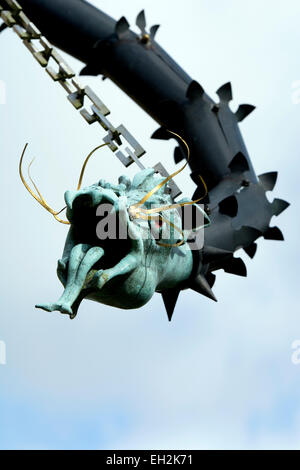 Ein moderner Drachen Wasserspeier, St. Nicholas Church, Hatherop, Gloucestershire, England, UK Stockfoto